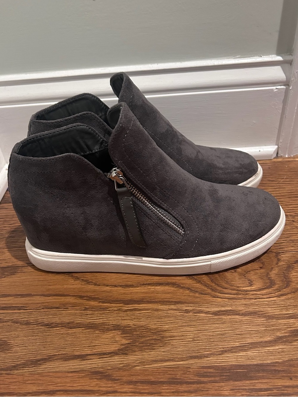 Madden Girl Gray Suede Hidden Wedge Sneakers High Top Zip Up Shoes Size 9